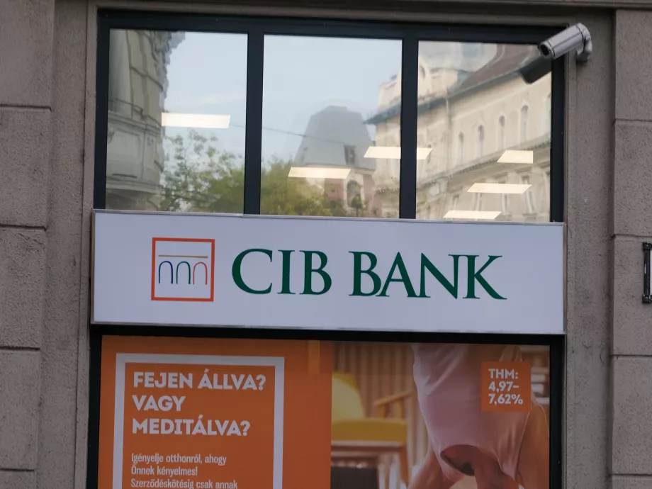 Egyszeri kiegészítő támogatással segíti a CIB Bank munkatársait