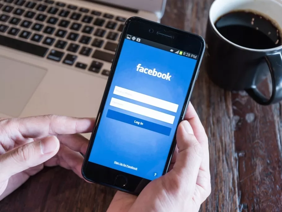 Hamarosan rossz világ jöhet a munkahelyi gépen facebookozókra