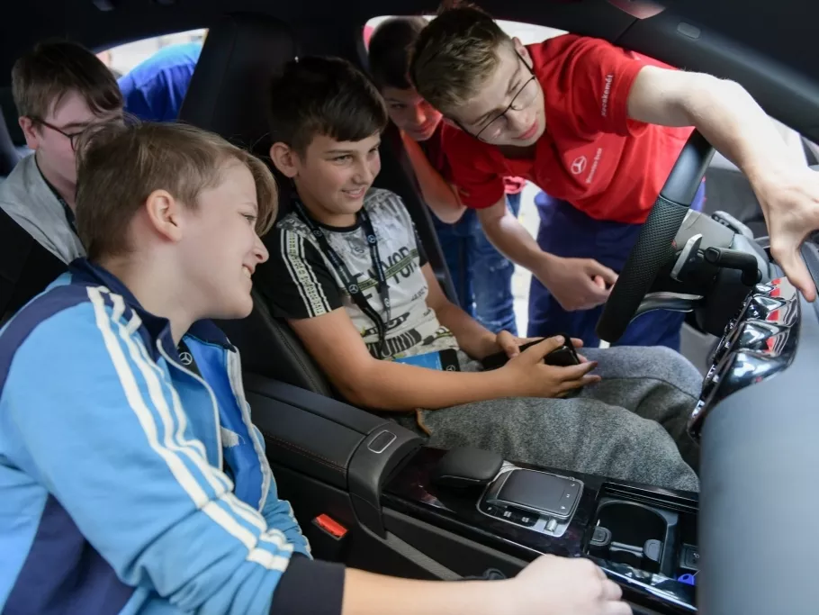 Élményt kínálva népszerűsítik a szakmunkásképzést a Mercedes-Benznél