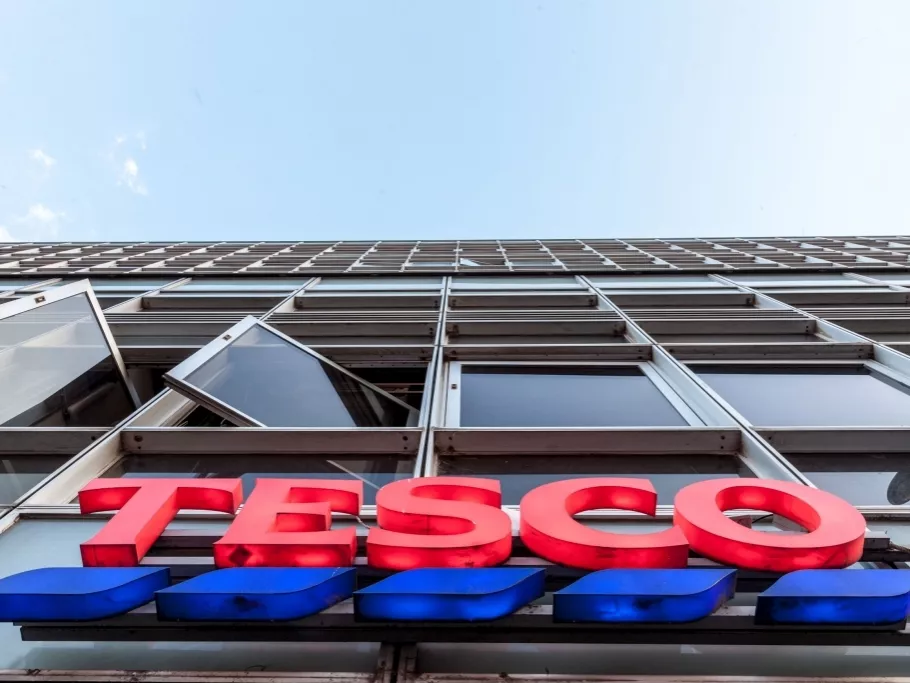 Extra szabadnap jár a Tesco-alkalmazottaknak az iskolakezdésre