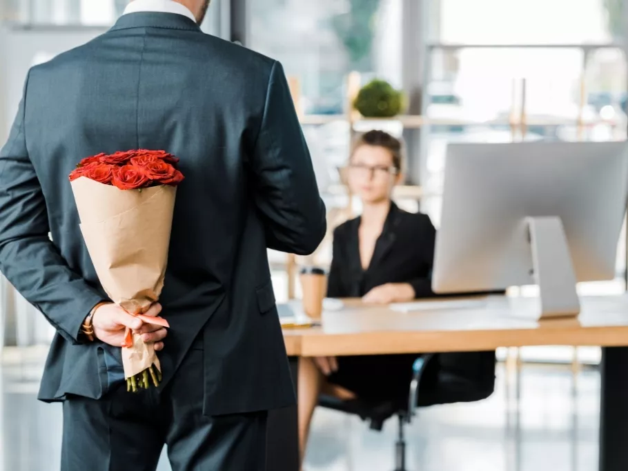Vajon az irodai románcoknak is örökre véget vet a vírus?