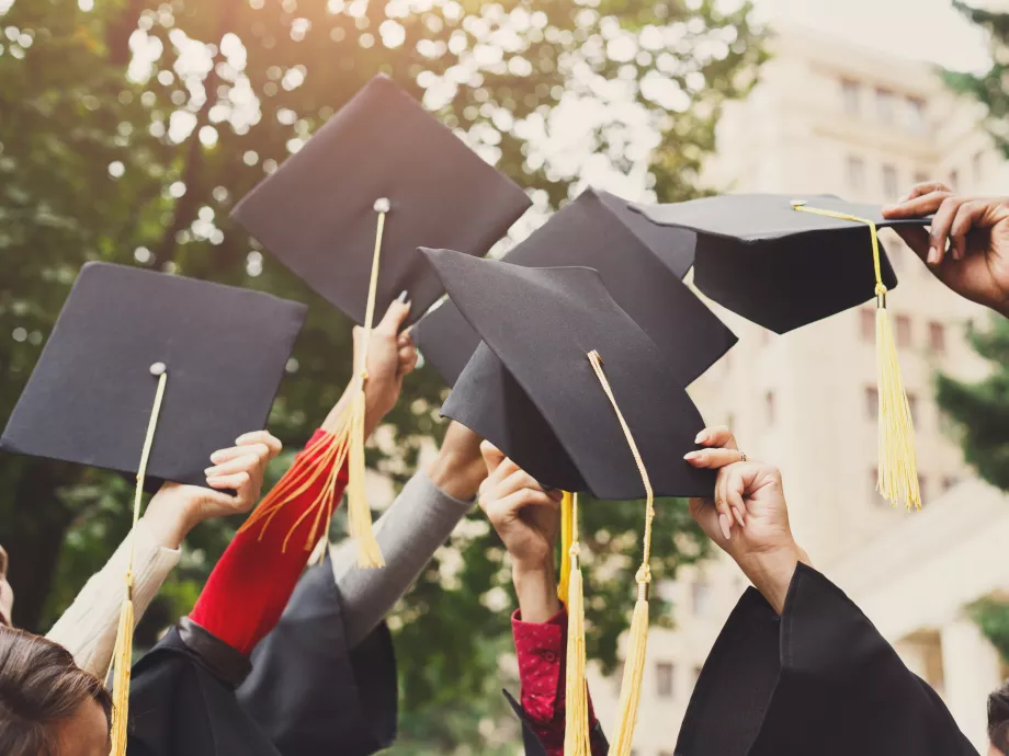 Gyermekként álmodni sem mert róla, most mégis diplomát szerzett egy kerecsendi roma lány