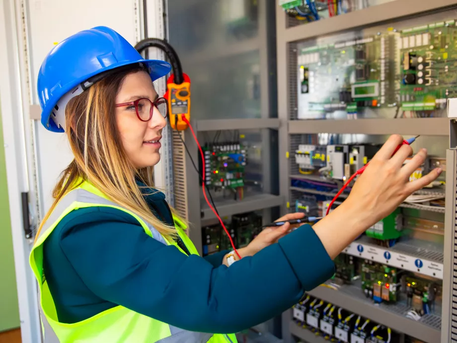 Miért nehéz megtartani a tehetséges munkaerőt az elektronikai iparban?