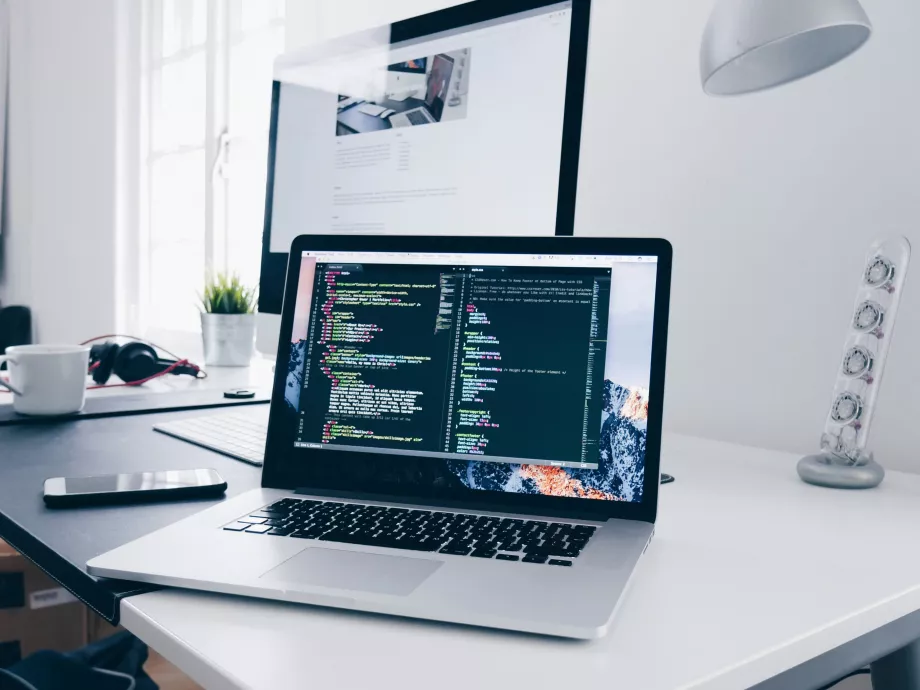 A Coinbase vezére kirúgta azokat a programozókat, akik nem próbálták ki rögtön az AI-t