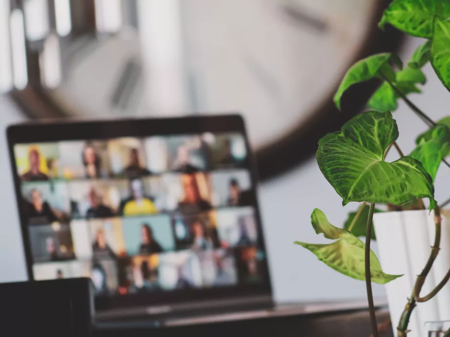 Még az online szakmai térben sem egyenlőek a nők és a férfiak?