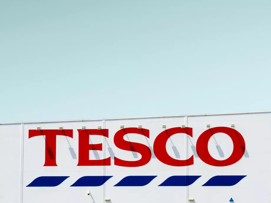 Fellép a kapcsolati erőszak ellen a Tesco, ezzel segíti munkavállalóit a szervezet